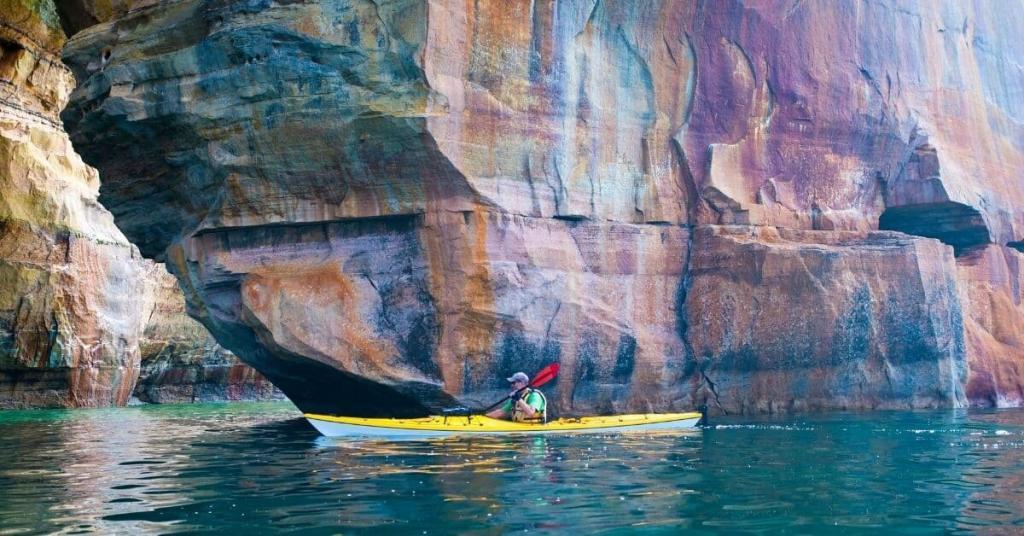 kayaking at pictured rocks
