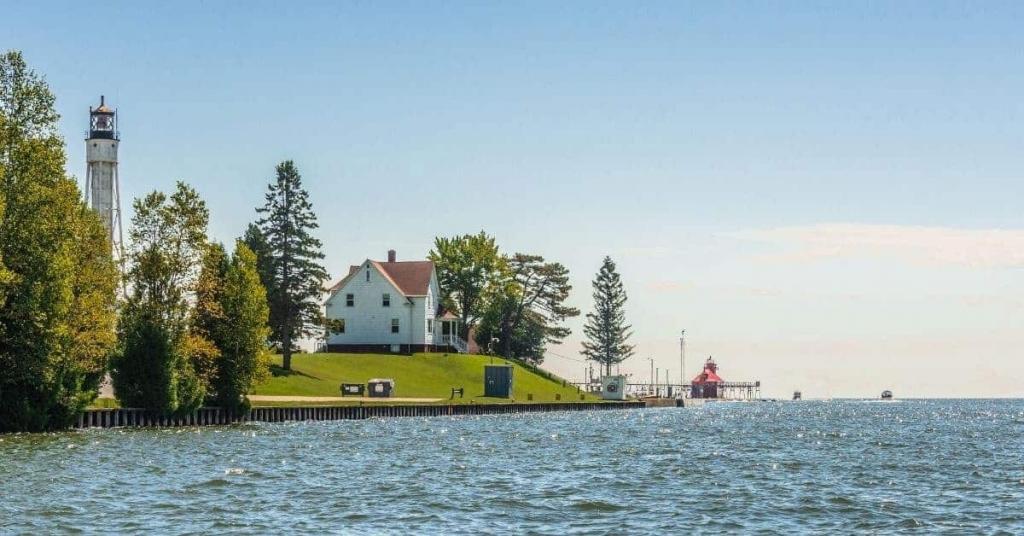 Sturgeon Bay canal and lighthouse